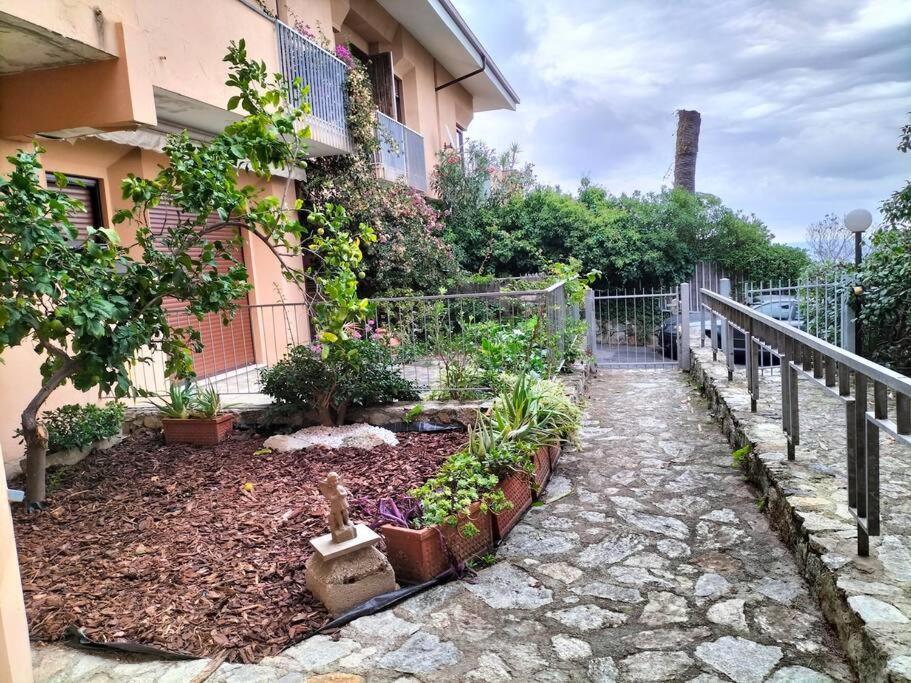 Casa Con Giardino: Varazze Esterno foto